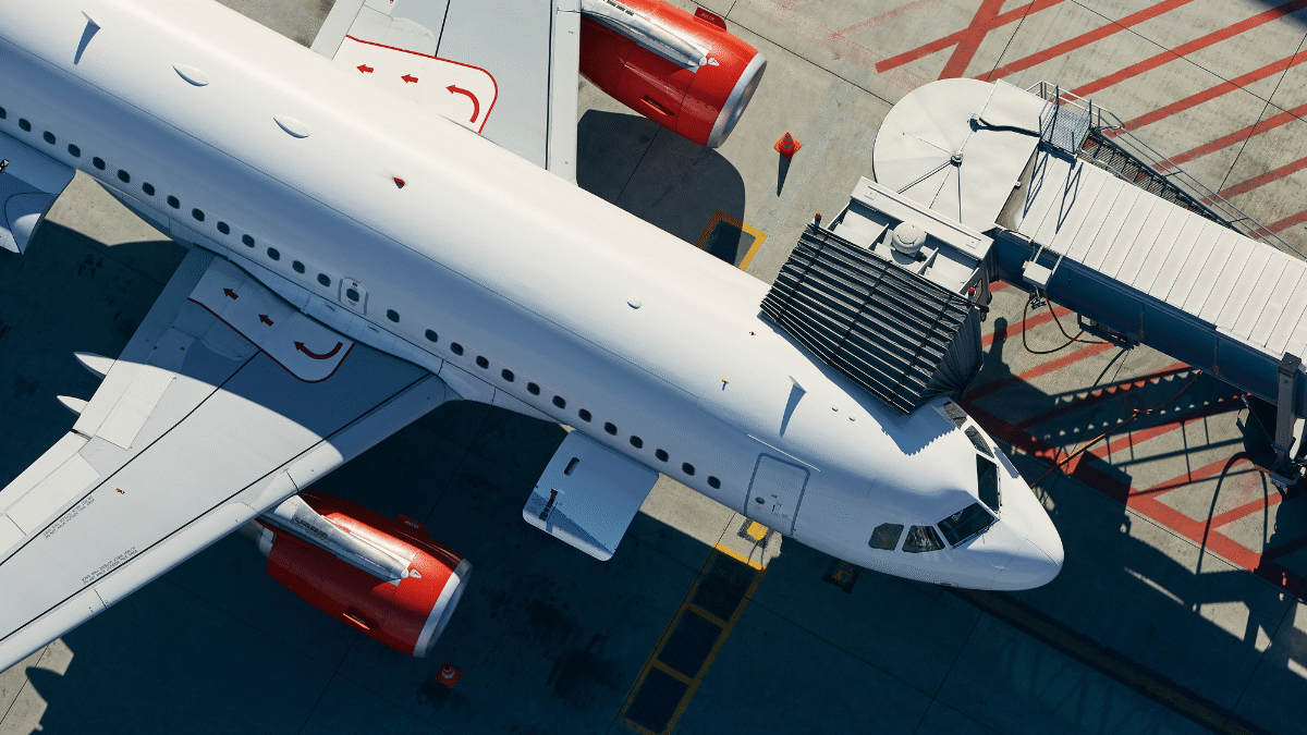 Commercial aircraft at airport gate during irregular operations, illustrating airline disruption and IROPs management challengesf