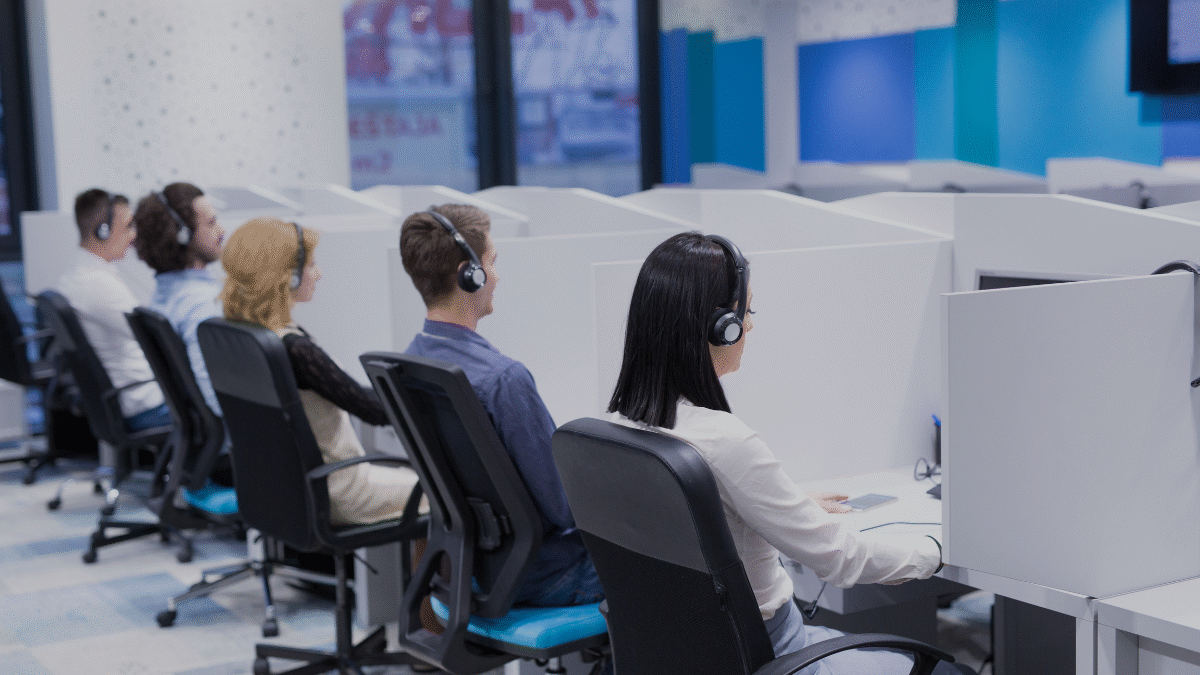 Airline operations control center team coordinating decisions to improve operational resilience during disruptions